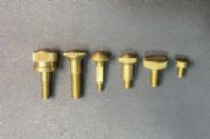 Tornillos especiales en latón